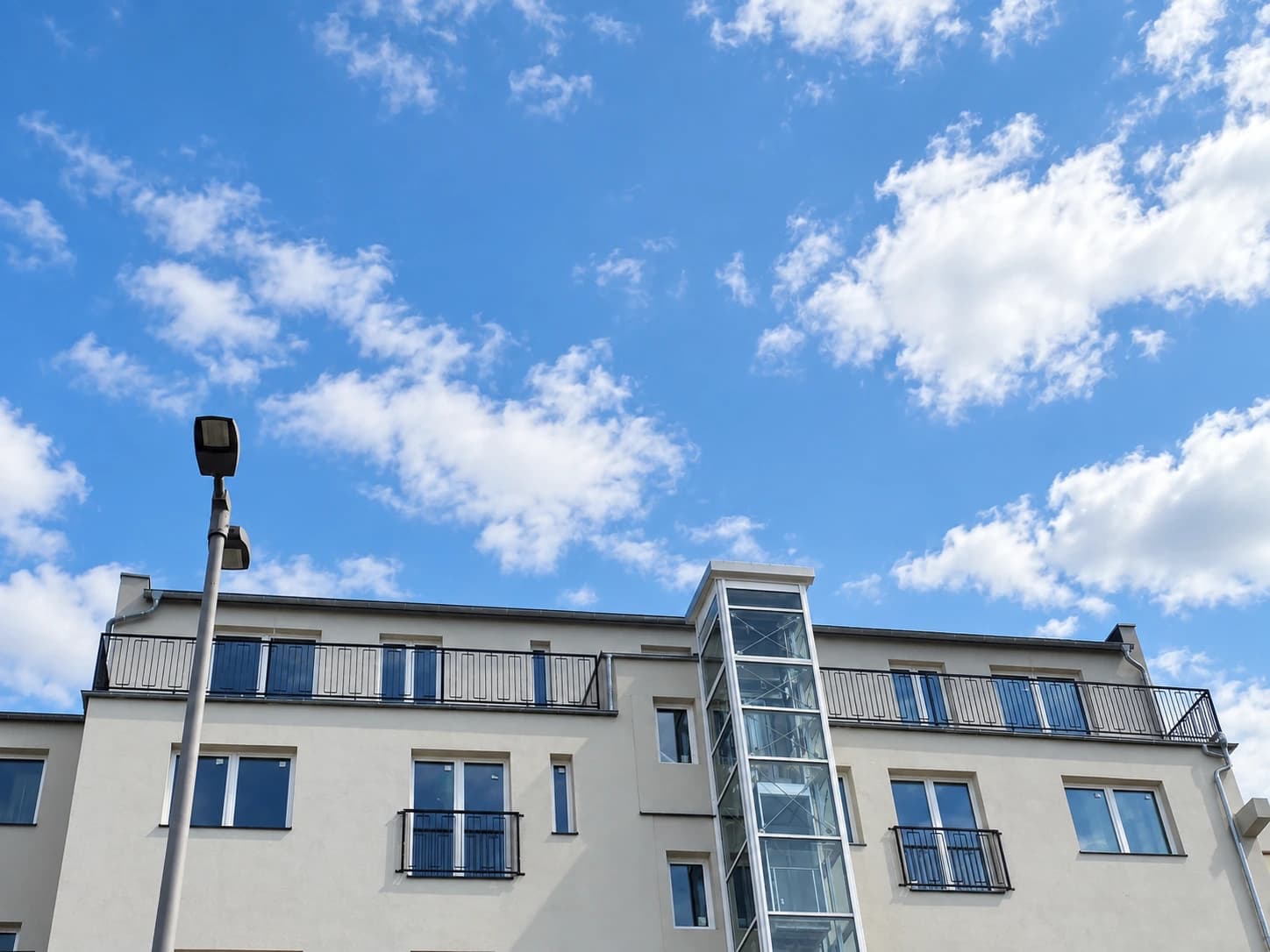 Dachgeschoß mit dem Außenaufzug – Bild 2
